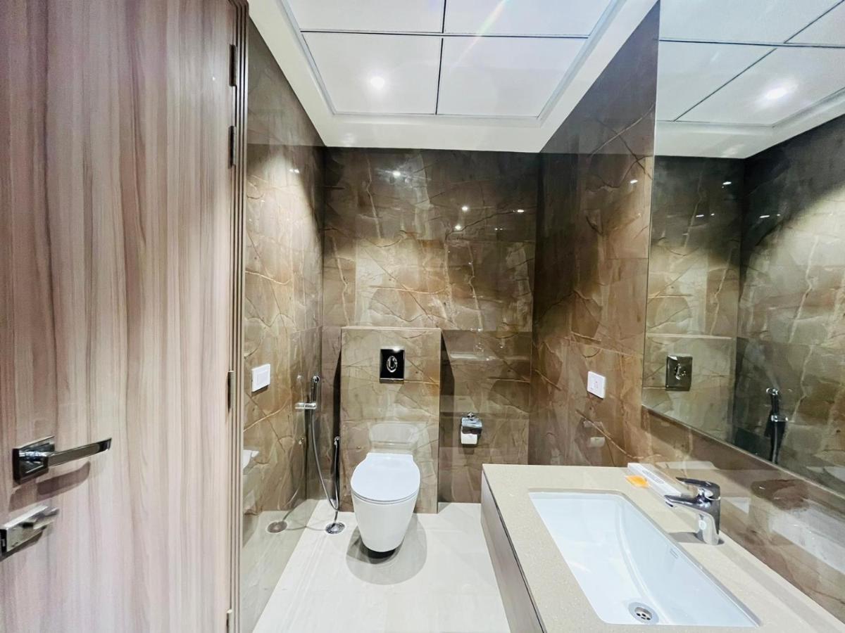 Hotel The Royal Vista Váránaszi Kültér fotó