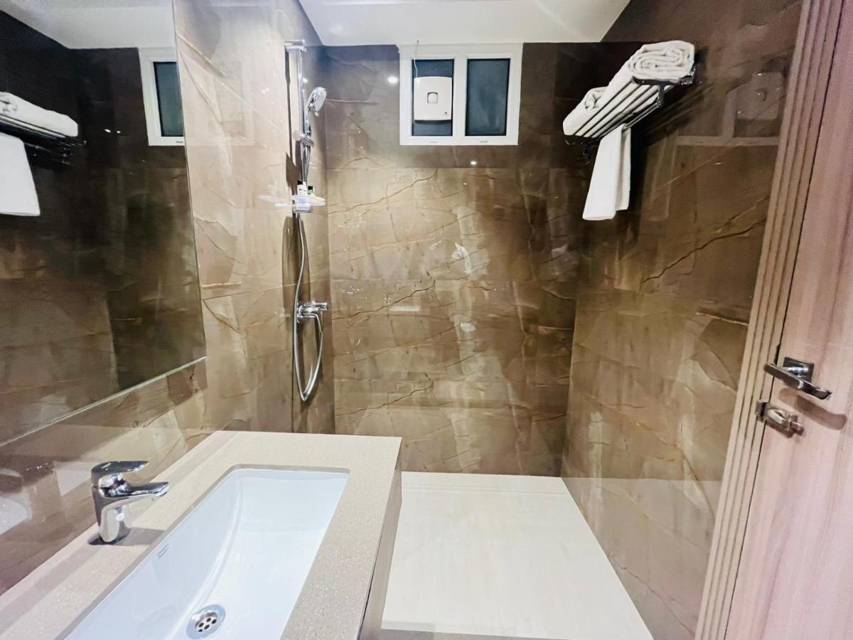 Hotel The Royal Vista Váránaszi Kültér fotó