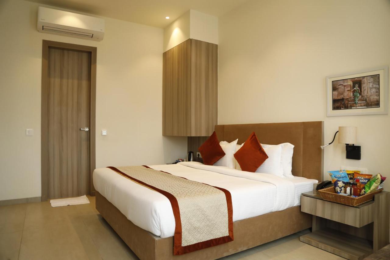 Hotel The Royal Vista Váránaszi Kültér fotó