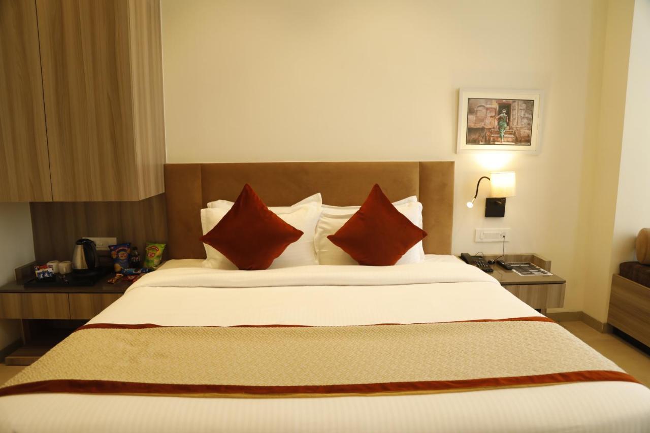 Hotel The Royal Vista Váránaszi Kültér fotó
