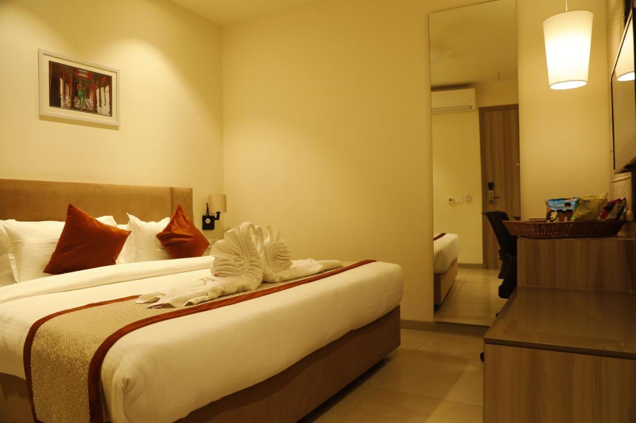 Hotel The Royal Vista Váránaszi Kültér fotó