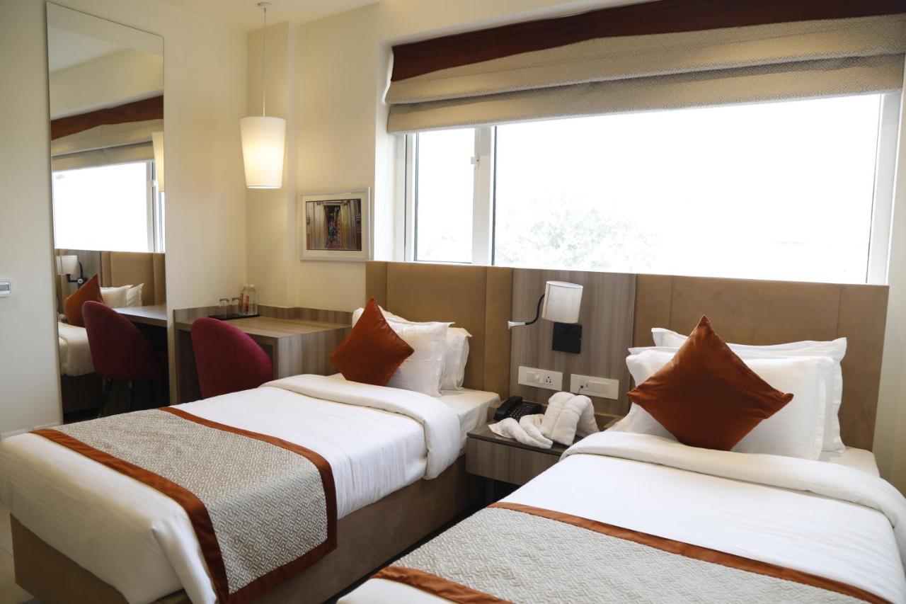 Hotel The Royal Vista Váránaszi Kültér fotó