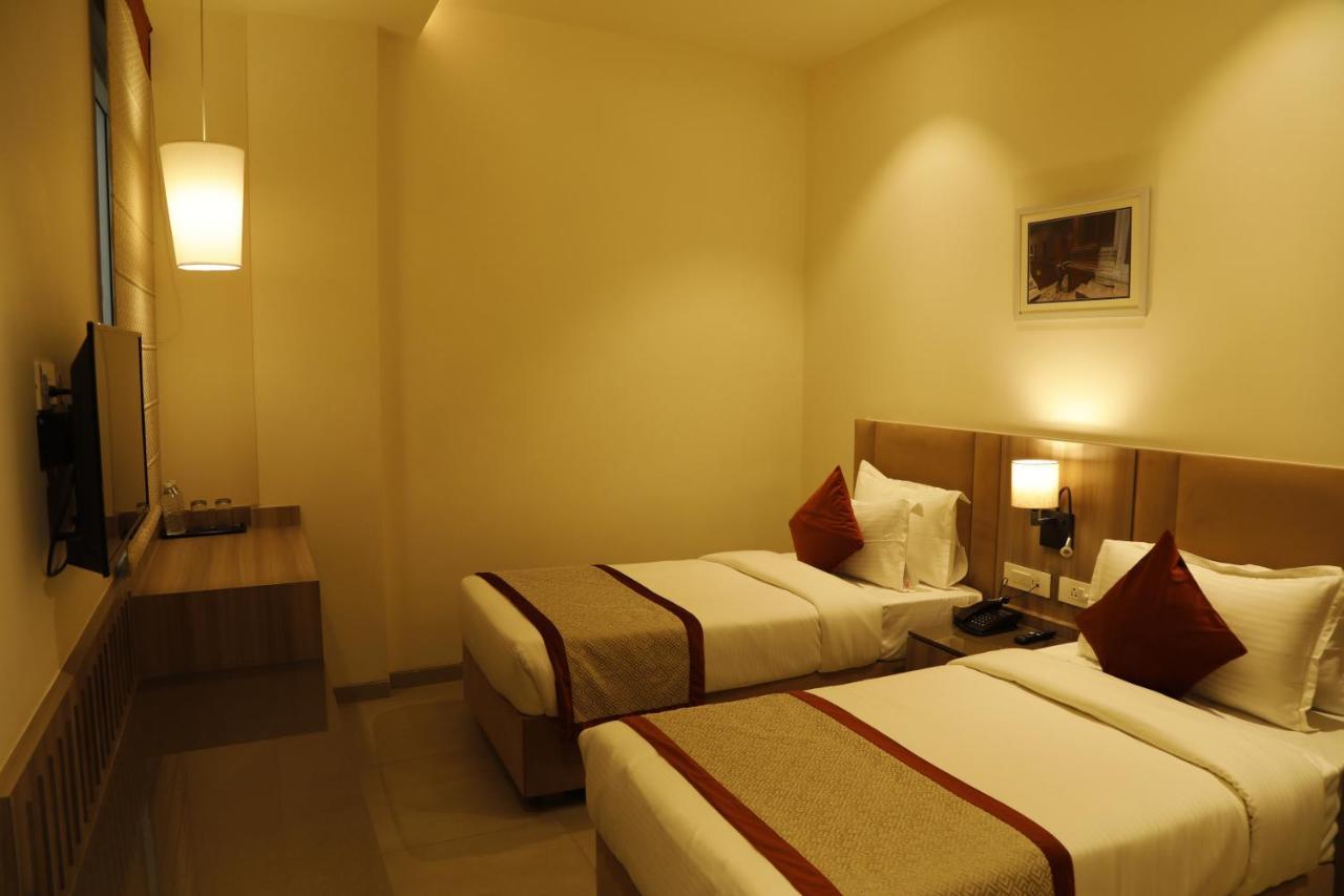 Hotel The Royal Vista Váránaszi Kültér fotó