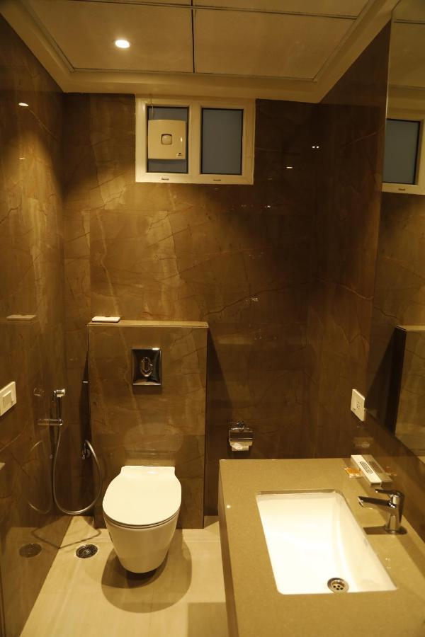 Hotel The Royal Vista Váránaszi Kültér fotó
