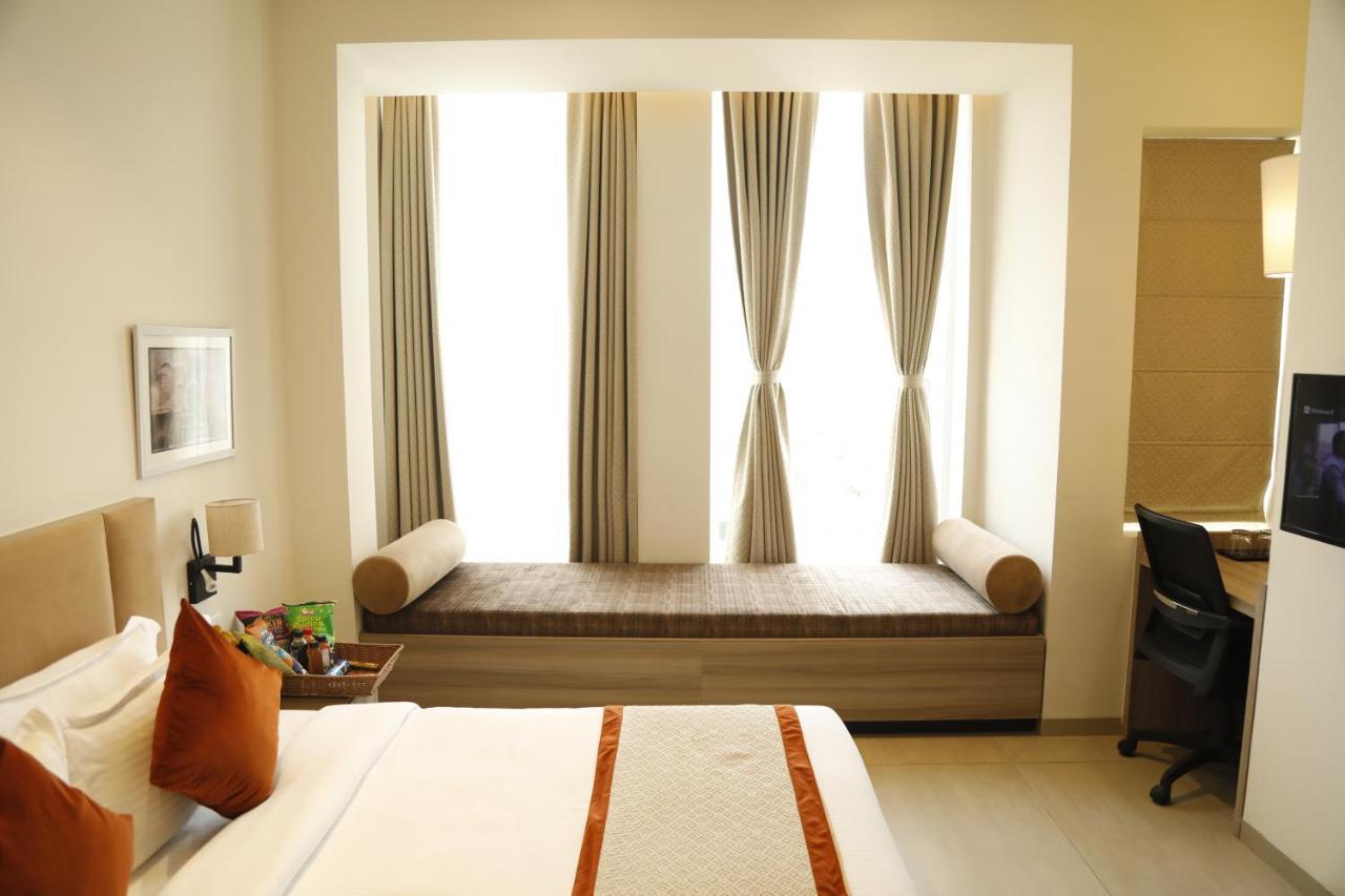 Hotel The Royal Vista Váránaszi Kültér fotó