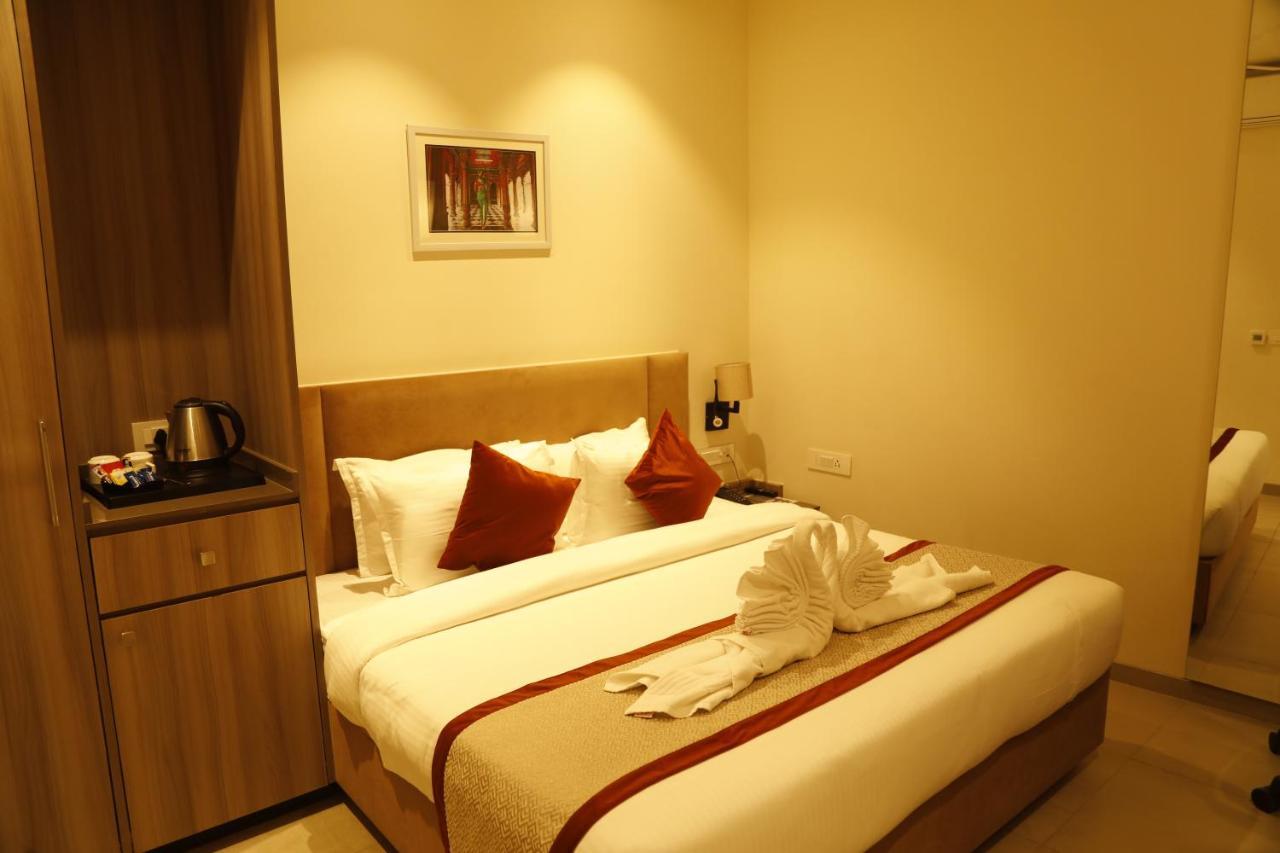 Hotel The Royal Vista Váránaszi Kültér fotó