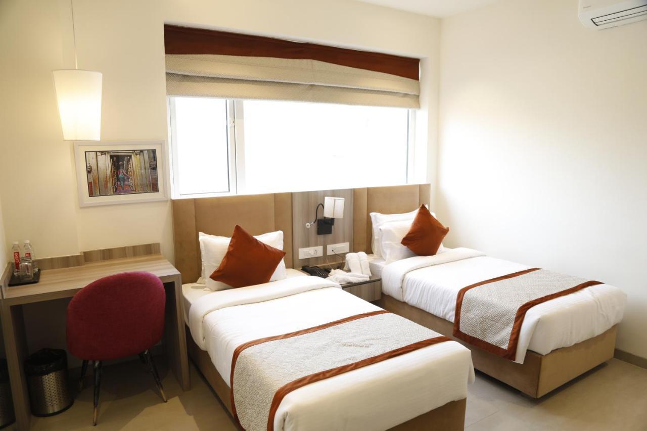 Hotel The Royal Vista Váránaszi Kültér fotó
