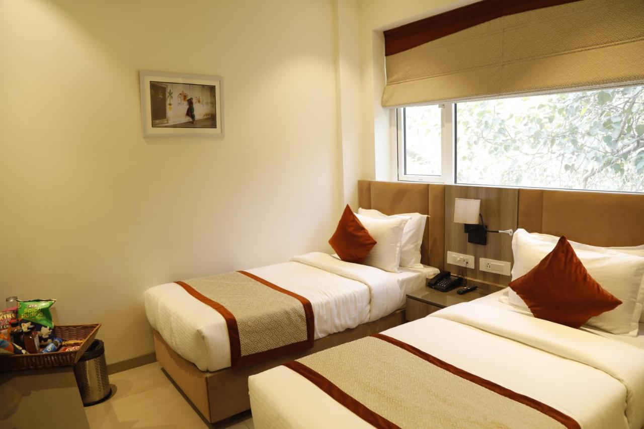 Hotel The Royal Vista Váránaszi Kültér fotó