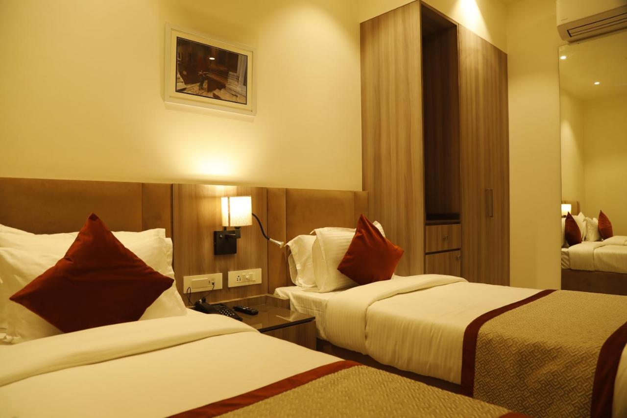 Hotel The Royal Vista Váránaszi Kültér fotó