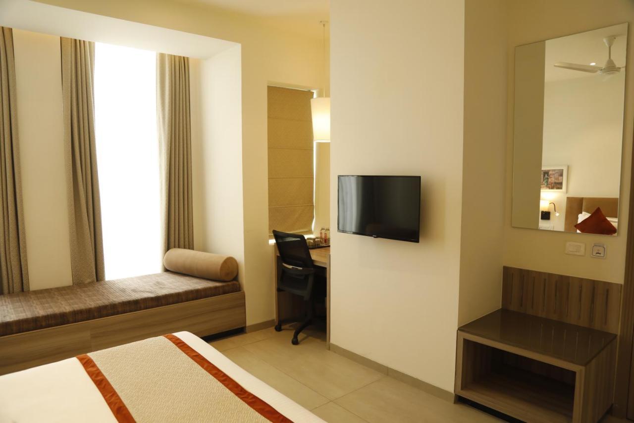 Hotel The Royal Vista Váránaszi Kültér fotó