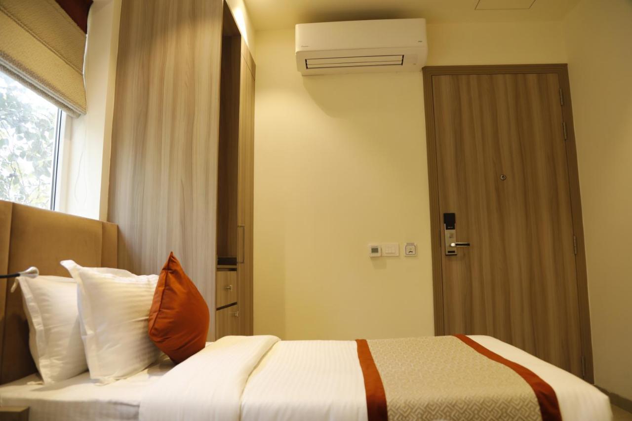 Hotel The Royal Vista Váránaszi Kültér fotó