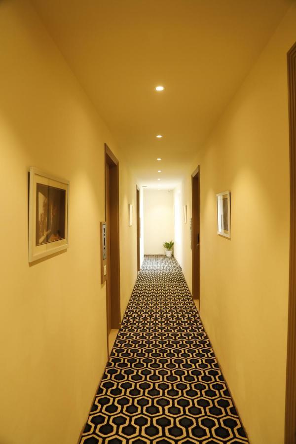 Hotel The Royal Vista Váránaszi Kültér fotó
