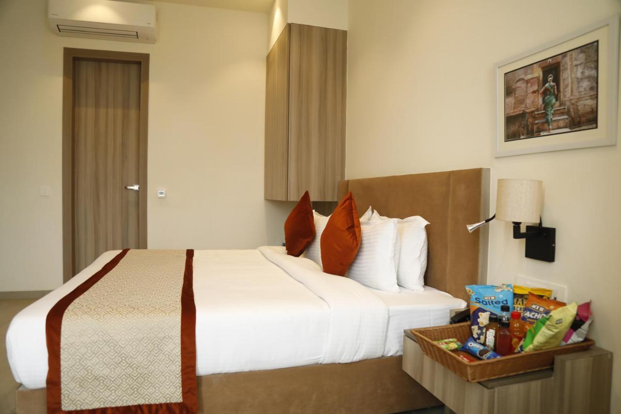 Hotel The Royal Vista Váránaszi Kültér fotó