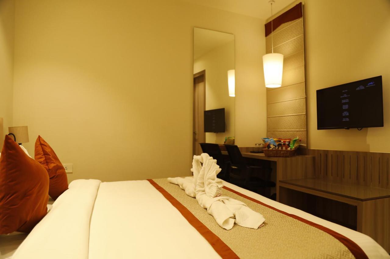 Hotel The Royal Vista Váránaszi Kültér fotó