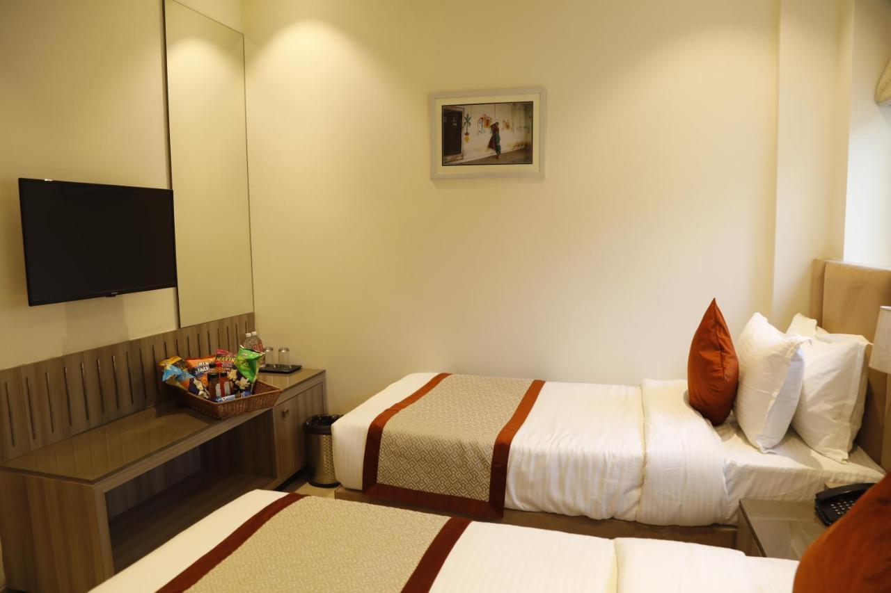 Hotel The Royal Vista Váránaszi Kültér fotó