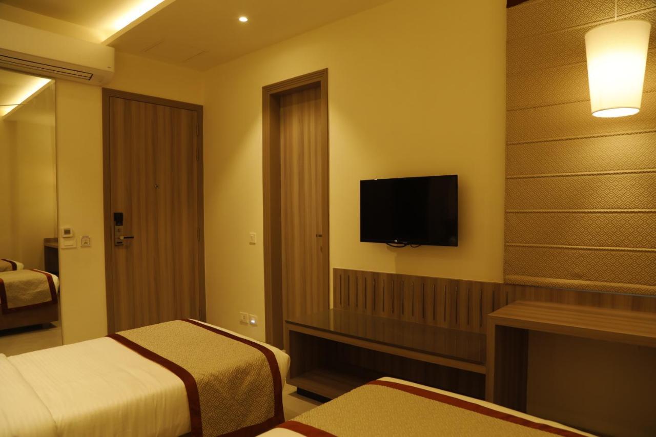 Hotel The Royal Vista Váránaszi Kültér fotó