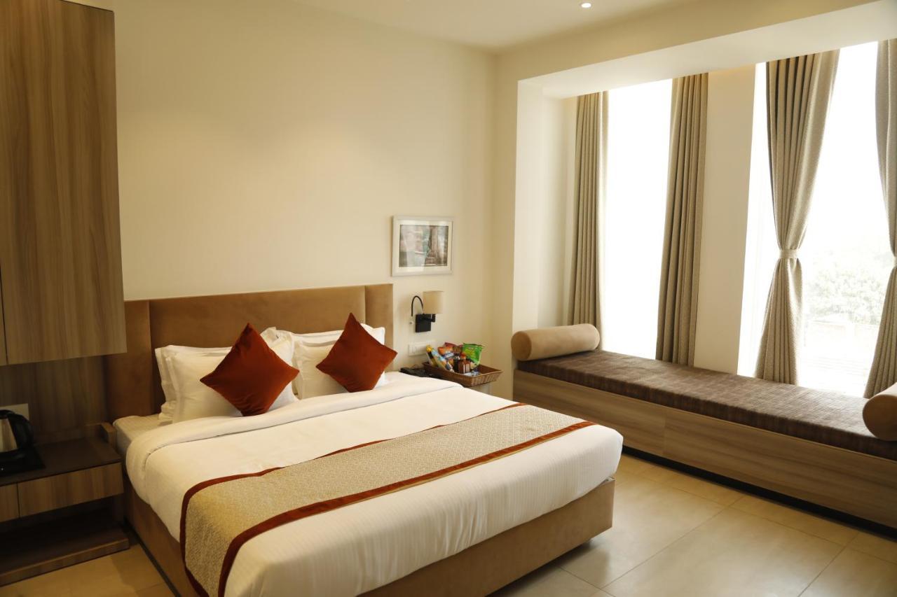 Hotel The Royal Vista Váránaszi Kültér fotó