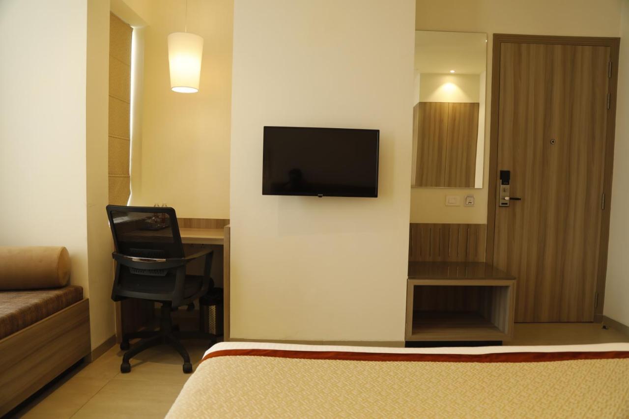Hotel The Royal Vista Váránaszi Kültér fotó
