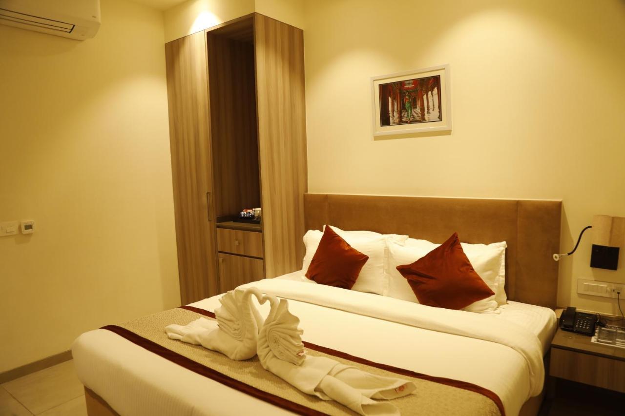Hotel The Royal Vista Váránaszi Kültér fotó