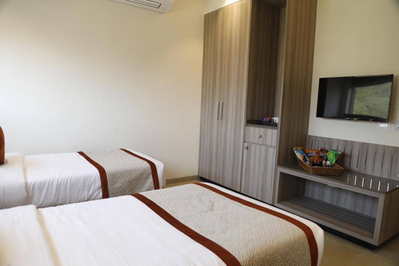 Hotel The Royal Vista Váránaszi Kültér fotó
