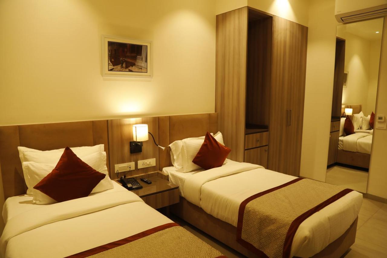 Hotel The Royal Vista Váránaszi Kültér fotó
