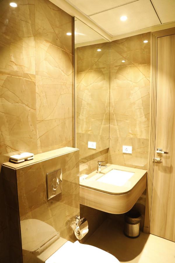 Hotel The Royal Vista Váránaszi Kültér fotó
