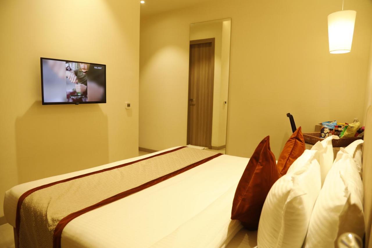 Hotel The Royal Vista Váránaszi Kültér fotó