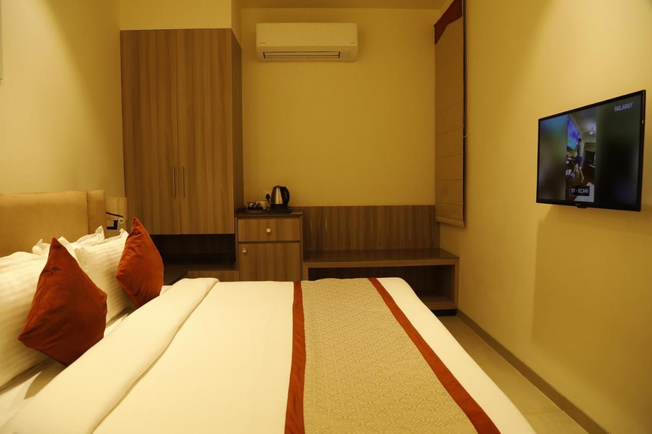 Hotel The Royal Vista Váránaszi Kültér fotó