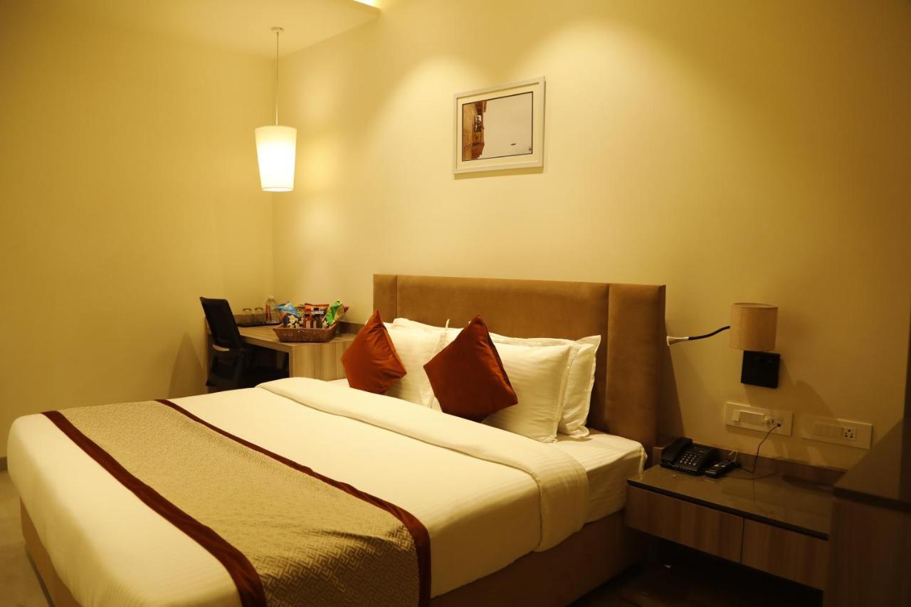 Hotel The Royal Vista Váránaszi Kültér fotó