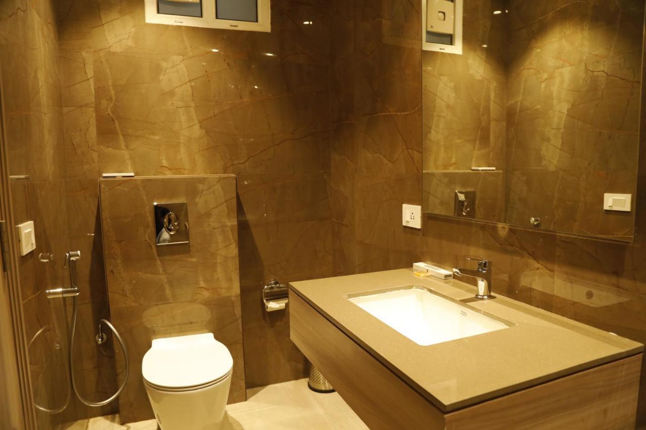 Hotel The Royal Vista Váránaszi Kültér fotó