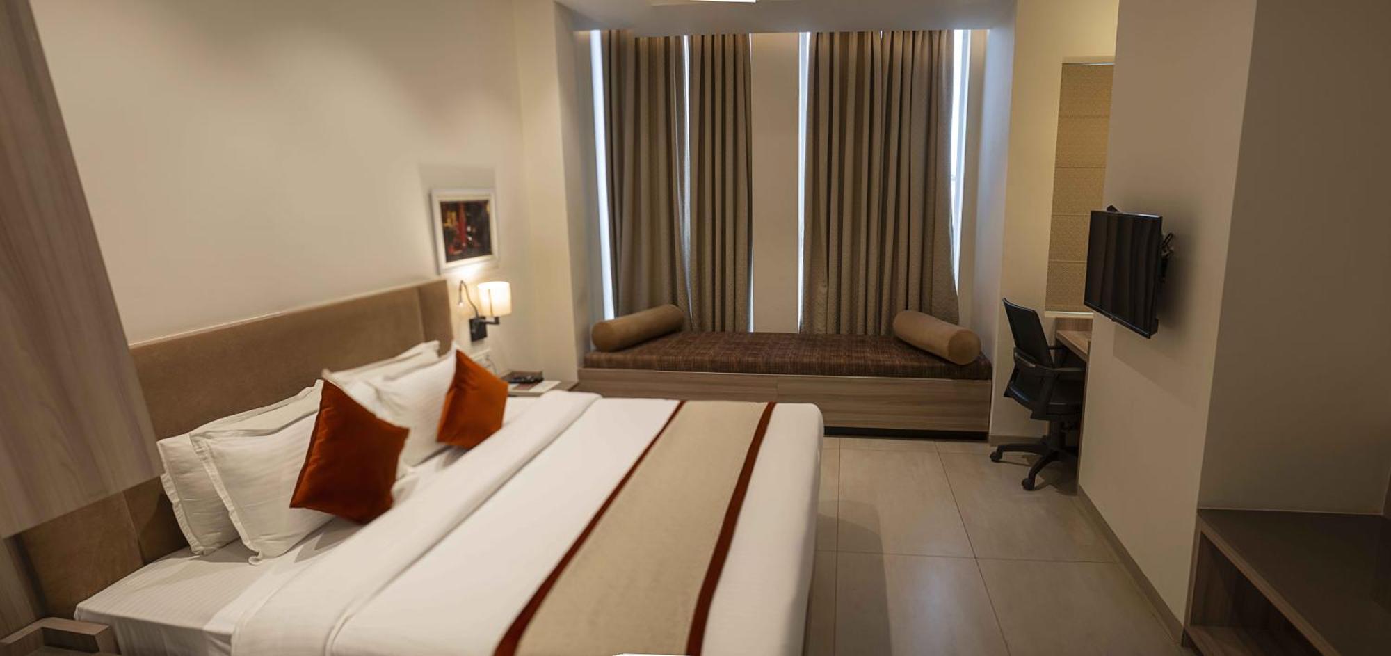 Hotel The Royal Vista Váránaszi Kültér fotó