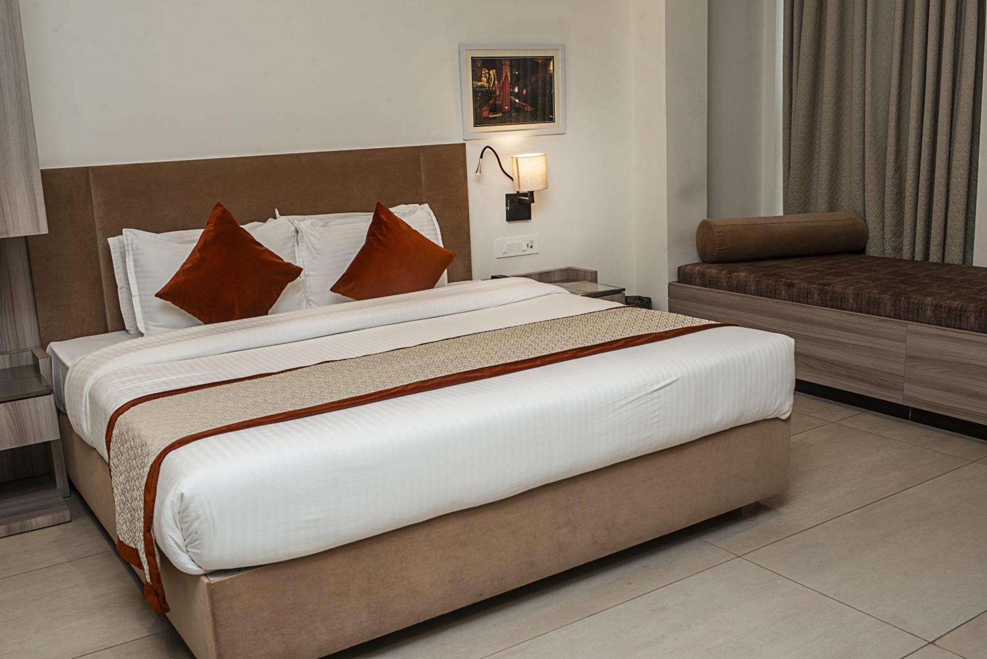 Hotel The Royal Vista Váránaszi Kültér fotó