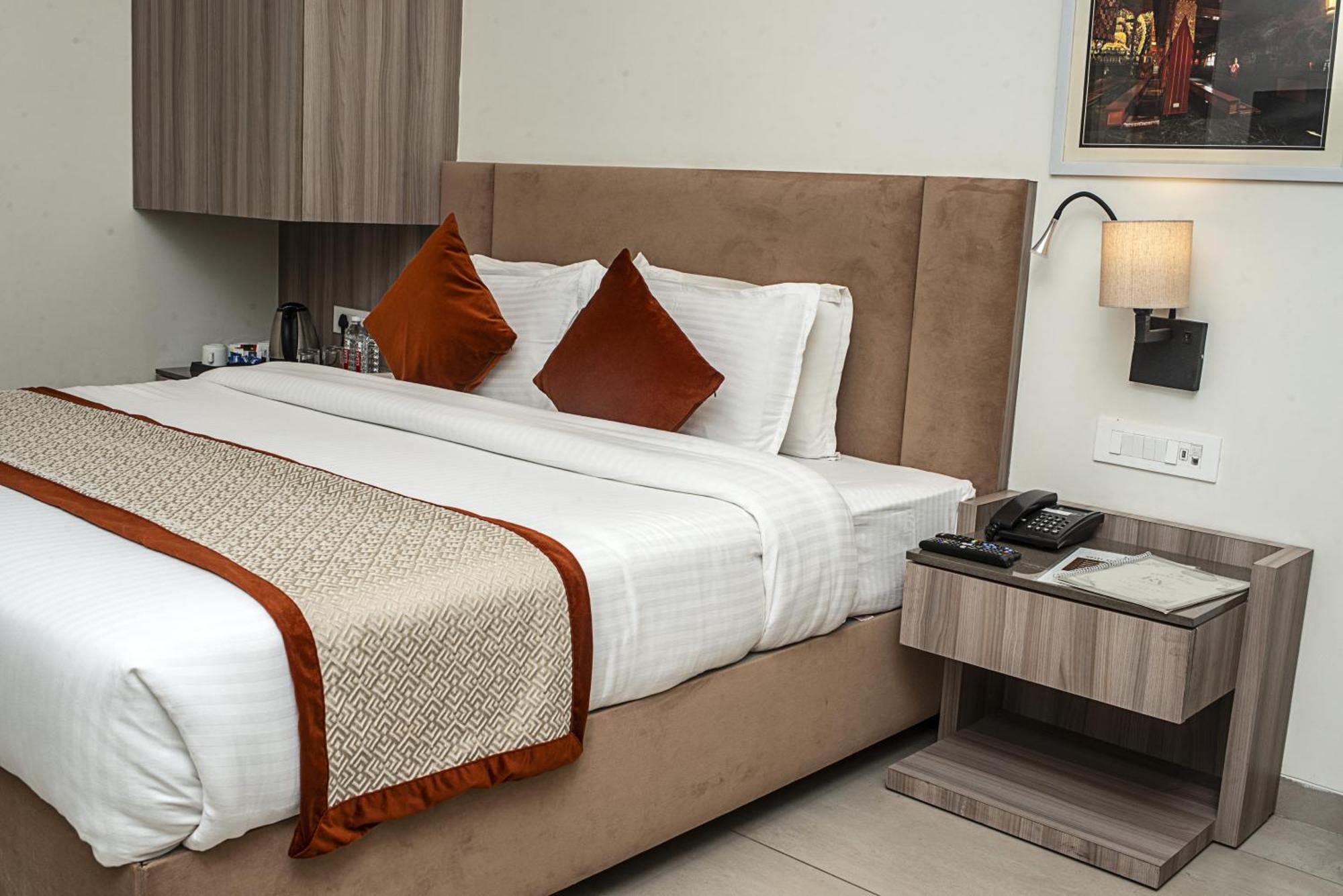 Hotel The Royal Vista Váránaszi Kültér fotó