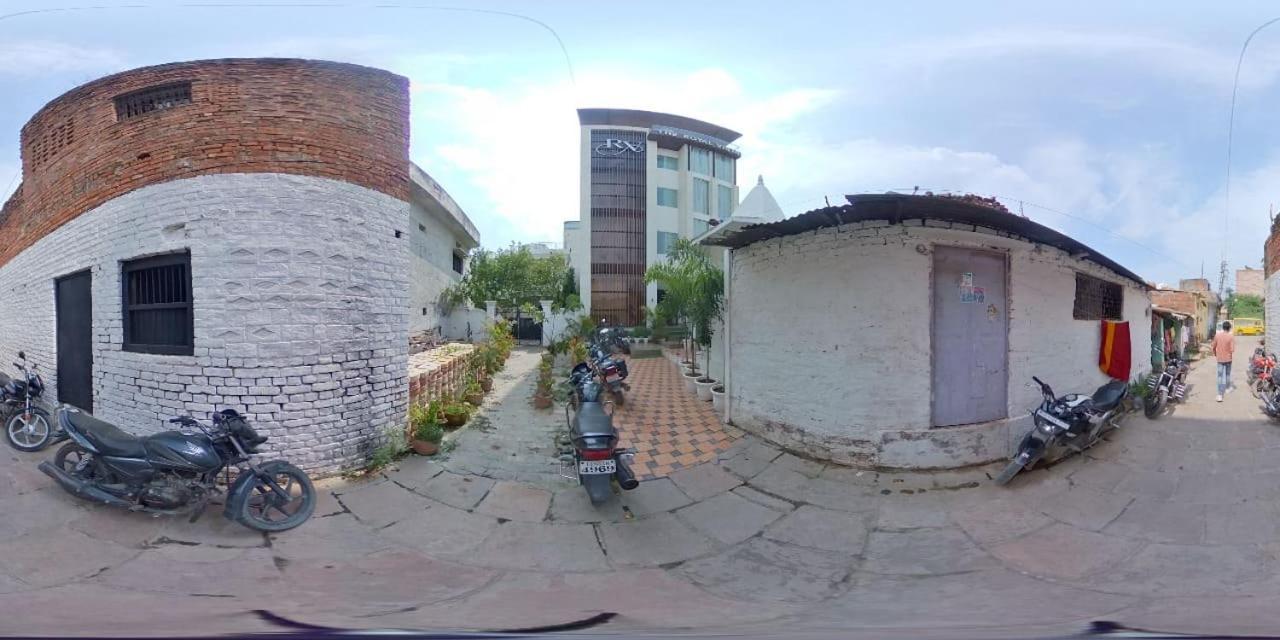 Hotel The Royal Vista Váránaszi Kültér fotó