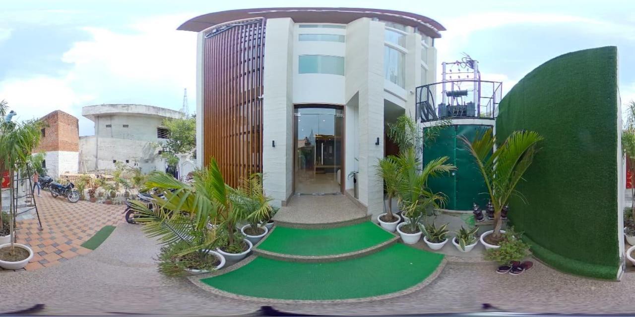 Hotel The Royal Vista Váránaszi Kültér fotó